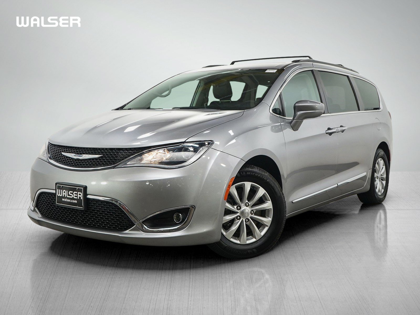 Used 2017 Chrysler Pacifica Touring-L FWD image 1