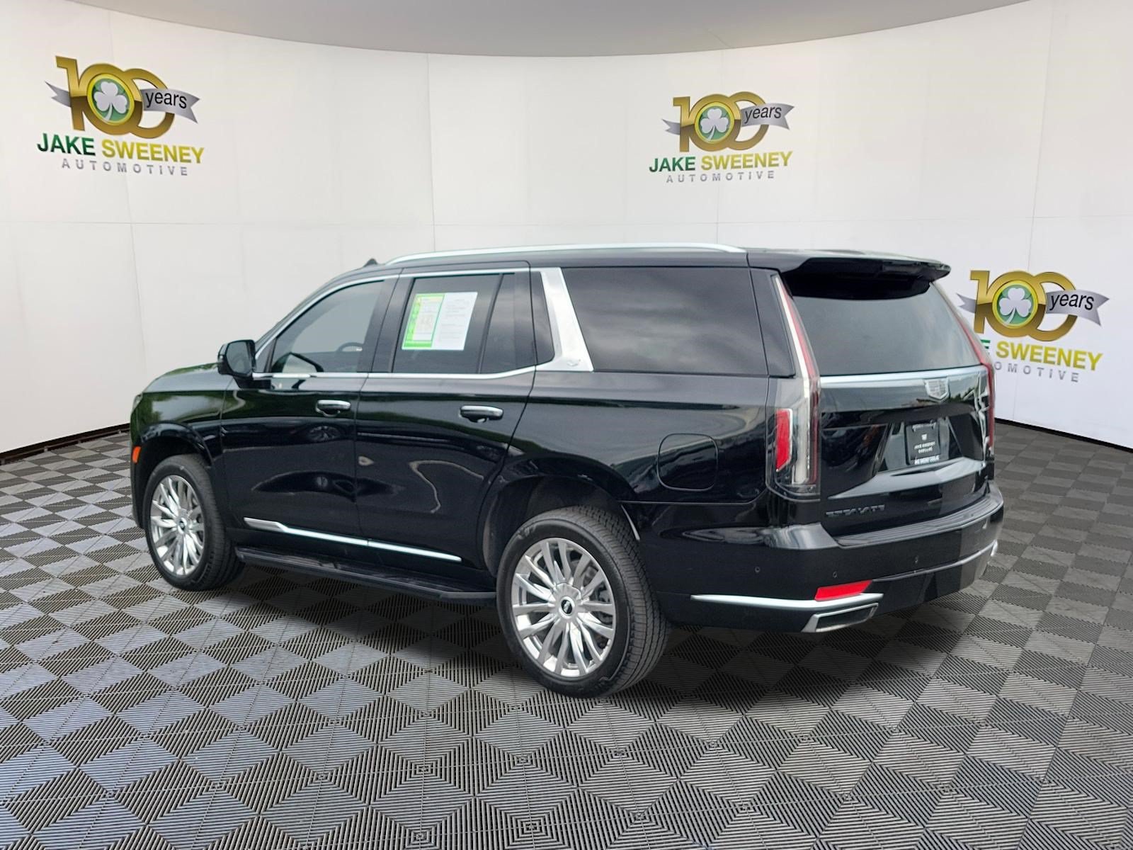 Used 2021 Cadillac Escalade Premium Luxury AWD/4WD image 4