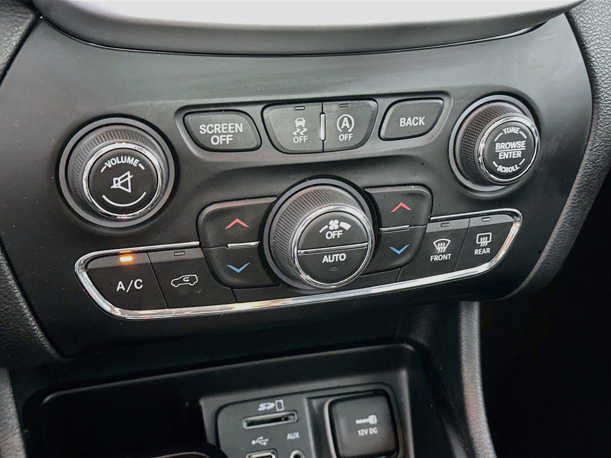 Used 2018 Jeep Cherokee Latitude Plus w/ Comfort/Convenience Group AWD/4WD image 22
