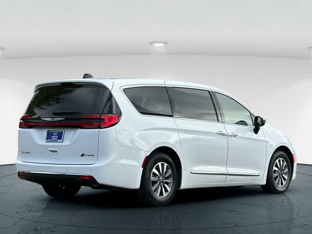 Used 2023 Chrysler Pacifica Limited FWD image 6