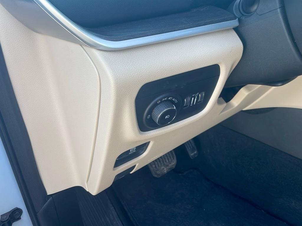 Used 2022 Jeep Grand Cherokee Limited AWD/4WD image 20