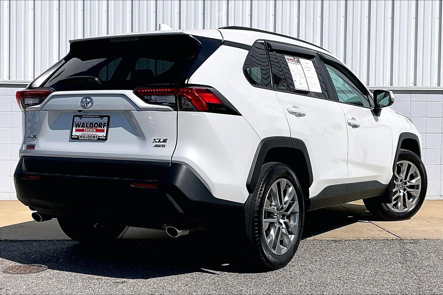 Used 2023 Toyota RAV4 XLE Premium AWD/4WD image 17