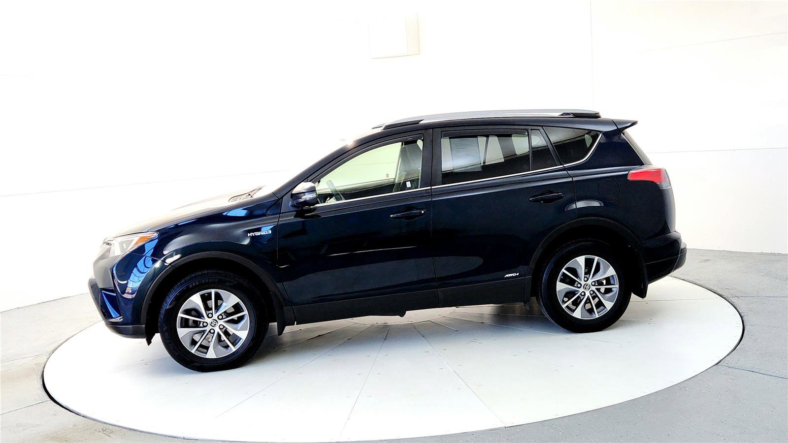 Used 2018 Toyota RAV4 LE image 3