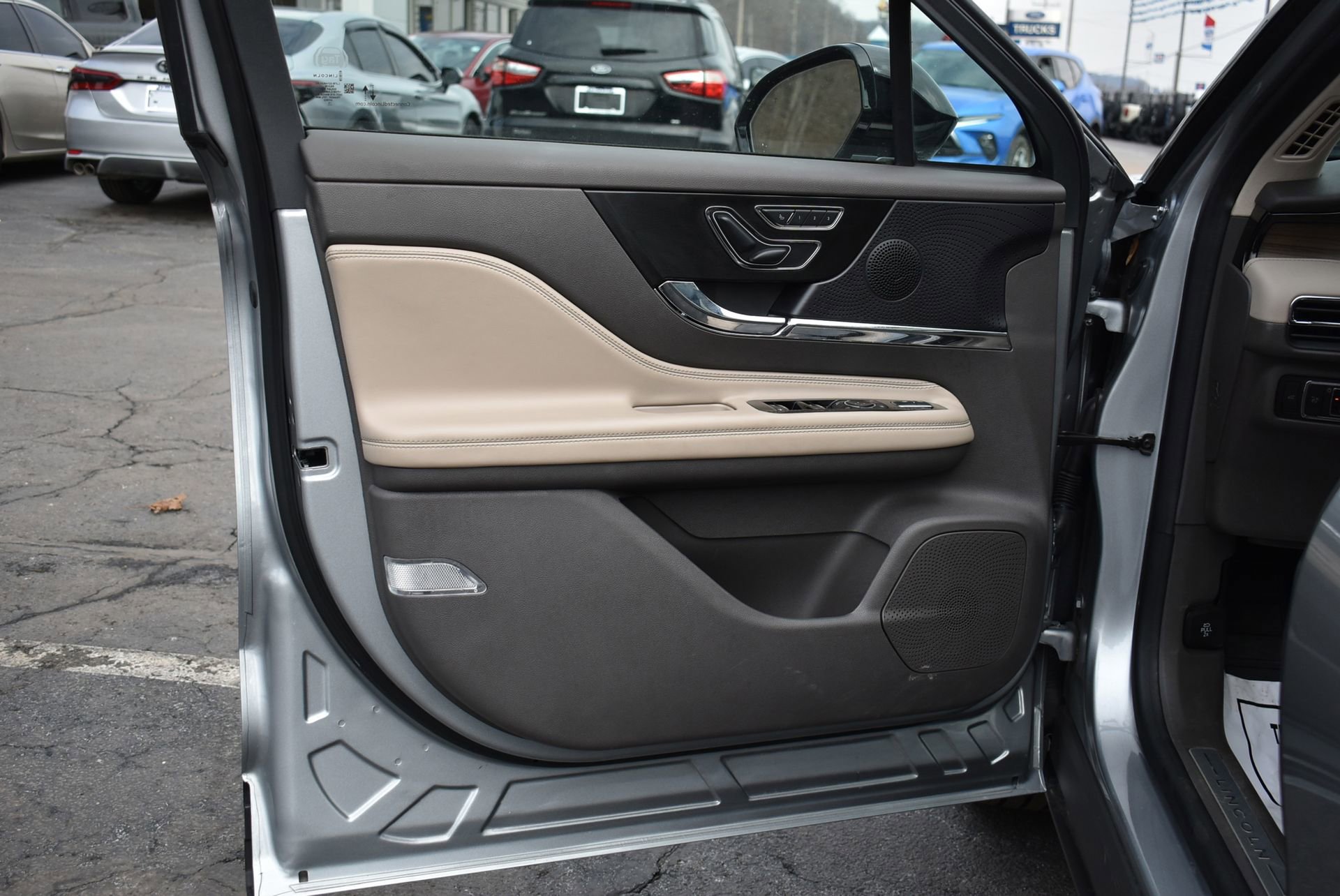 Used 2023 Lincoln Corsair Reserve w/ Equipment Group 201A image 11