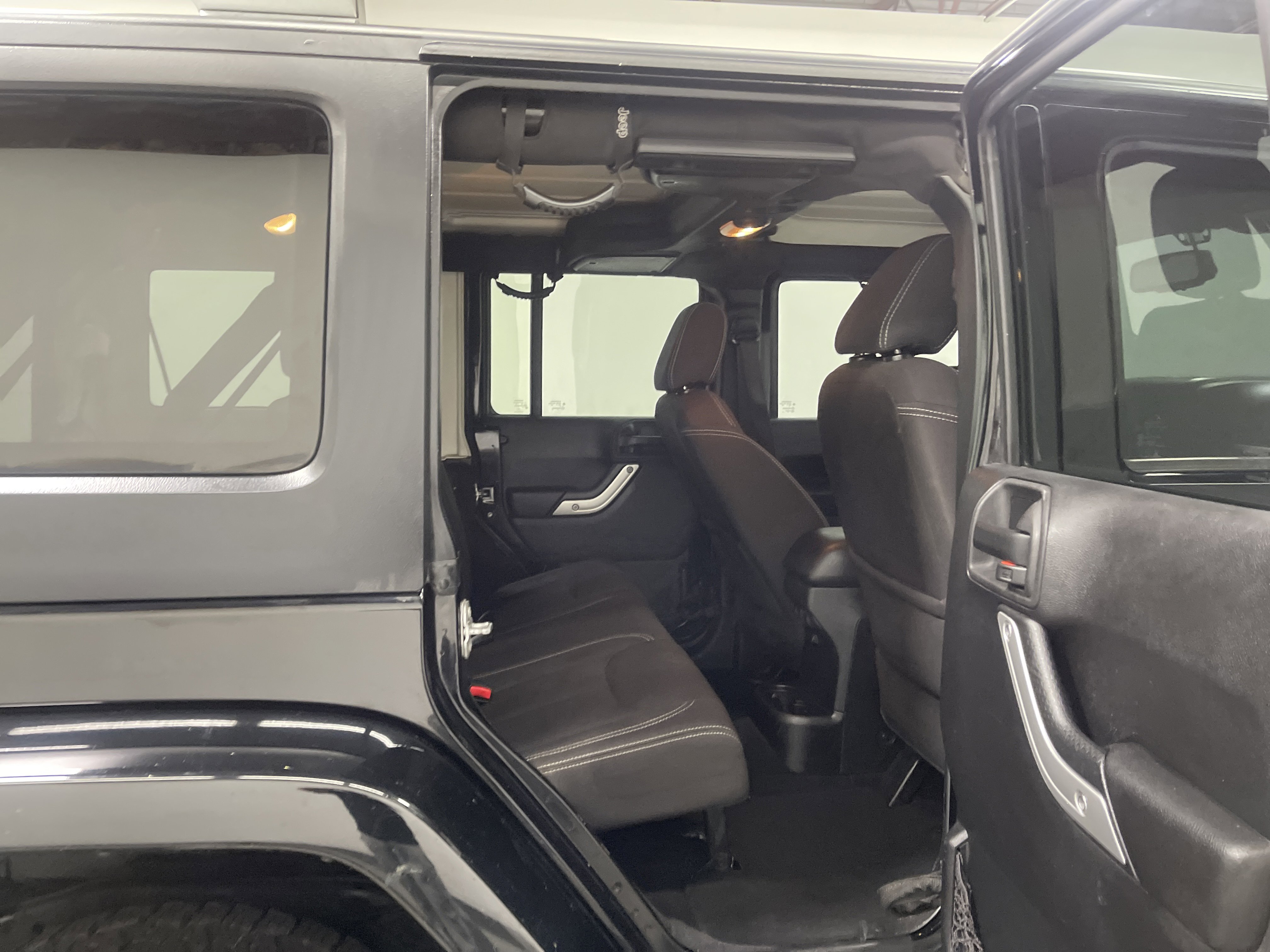 Used 2015 Jeep Wrangler Unlimited Sahara w/ Connectivity Group image 21