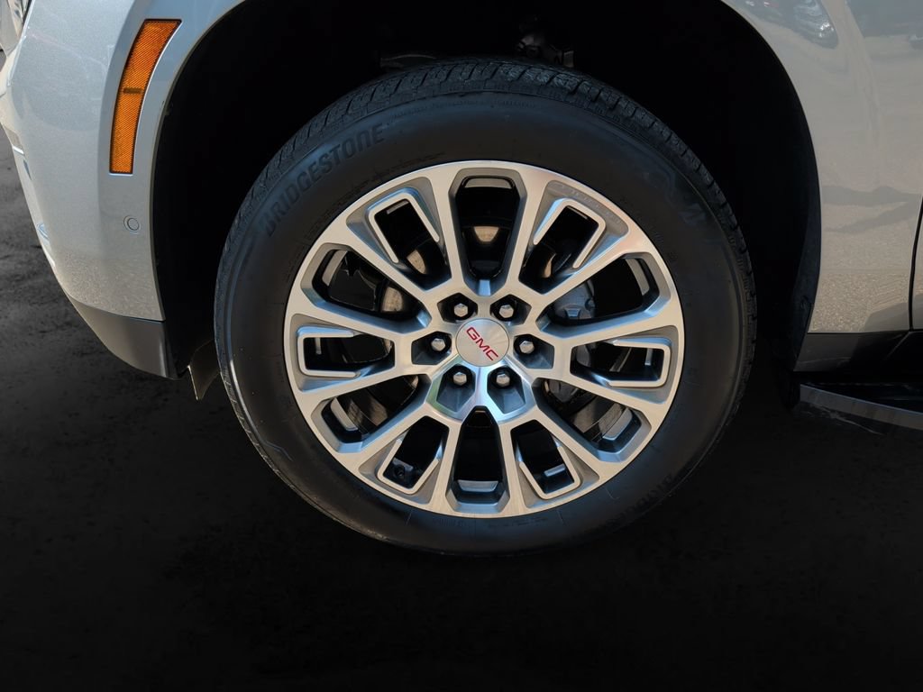 Used 2025 GMC Yukon XL Denali AWD/4WD image 9