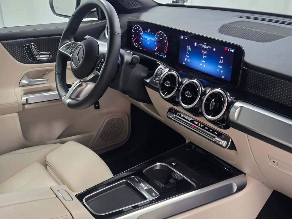Used 2025 Mercedes-Benz GLB 250 4MATIC image 27