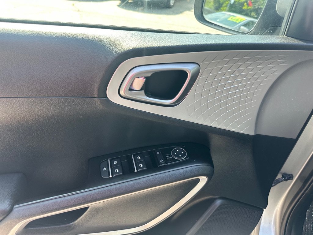 Used 2023 Kia Soul LX w/ LX Technology Package FWD image 12