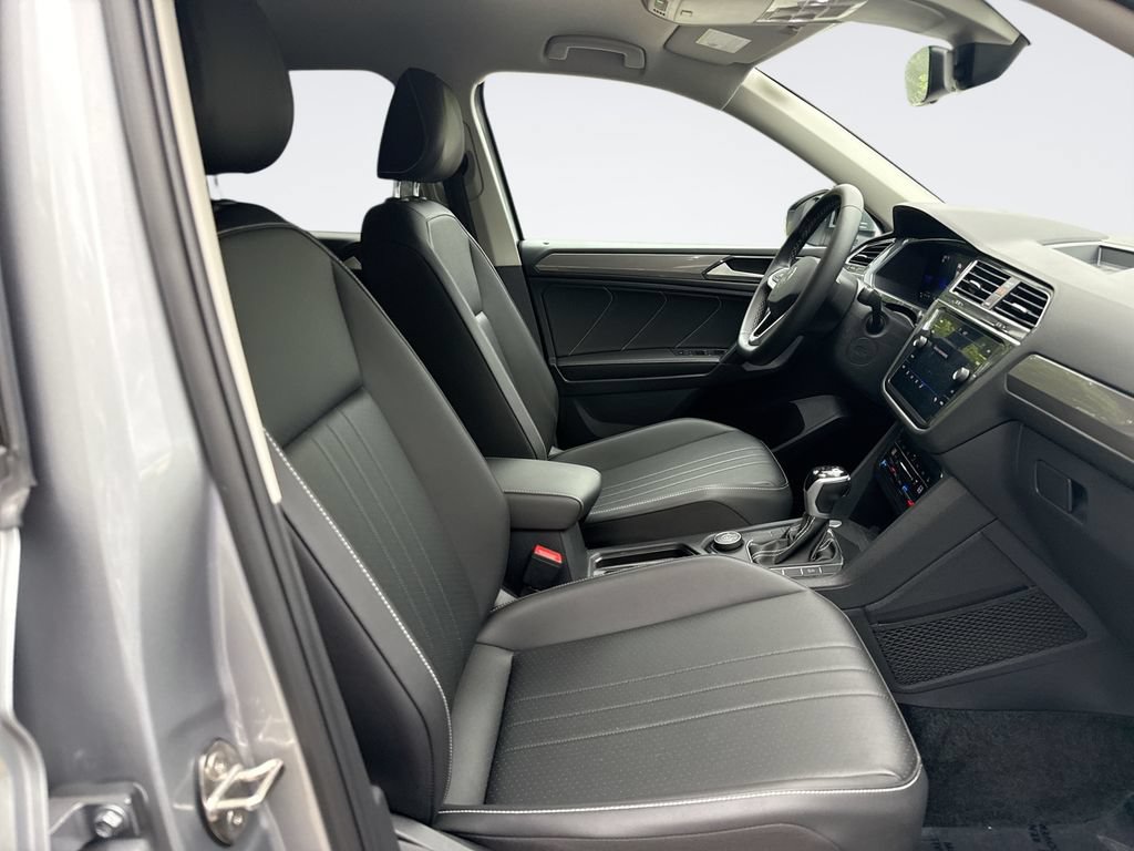 Used 2023 Volkswagen Tiguan SE AWD/4WD image 24