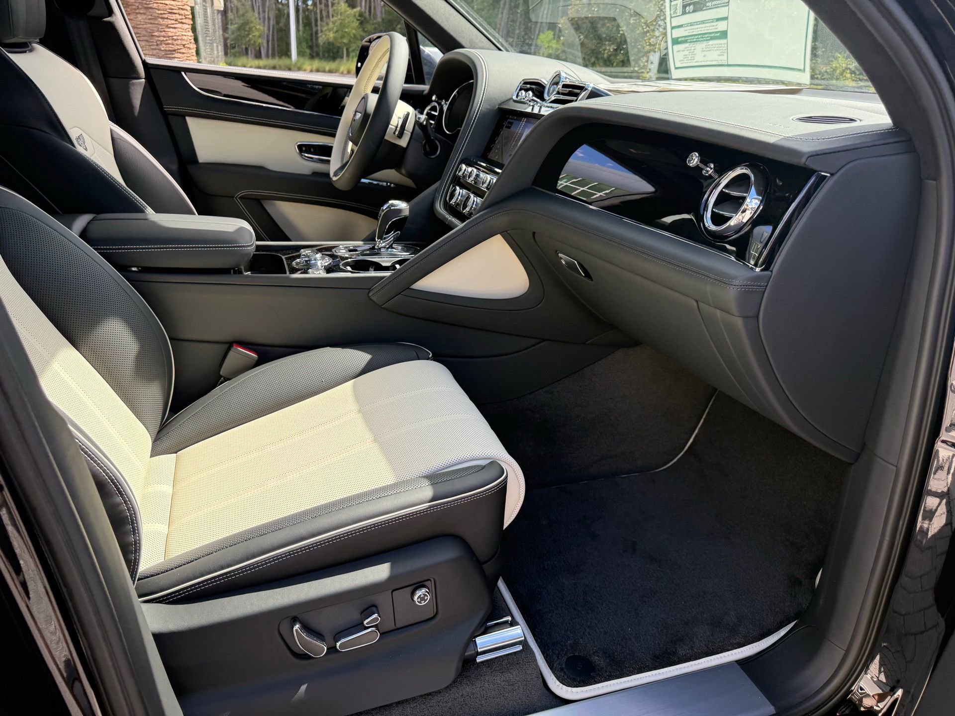 New 2025 Bentley Bentayga image 32