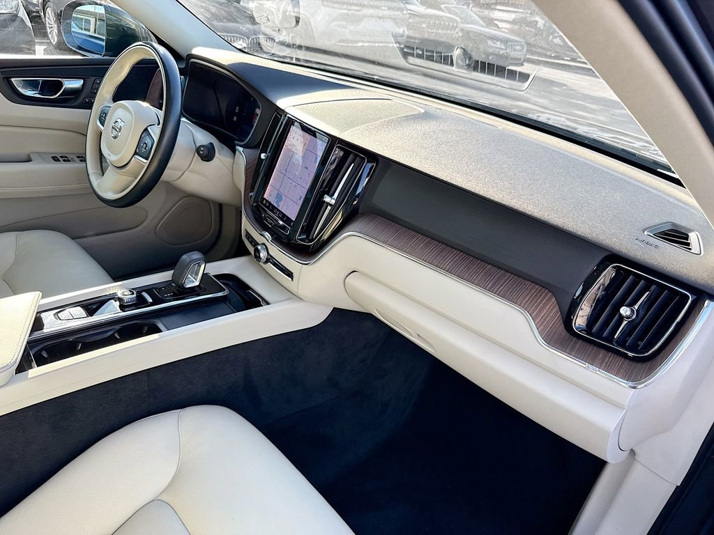 Used 2022 Volvo XC60 B5 Momentum image 34