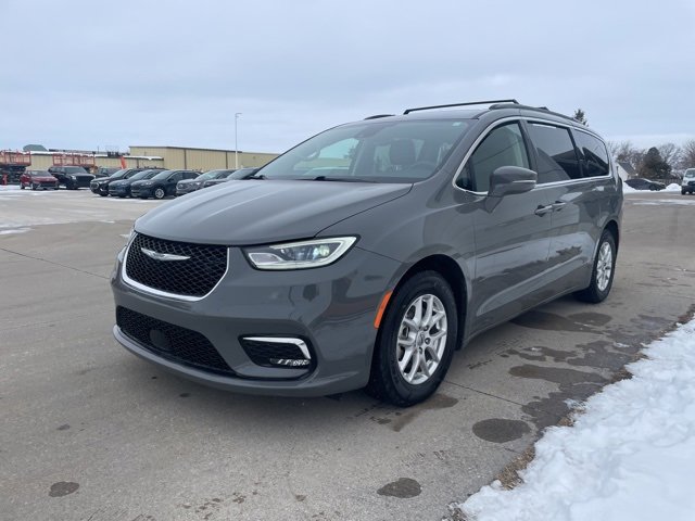 Used 2022 Chrysler Pacifica Touring-L image 7