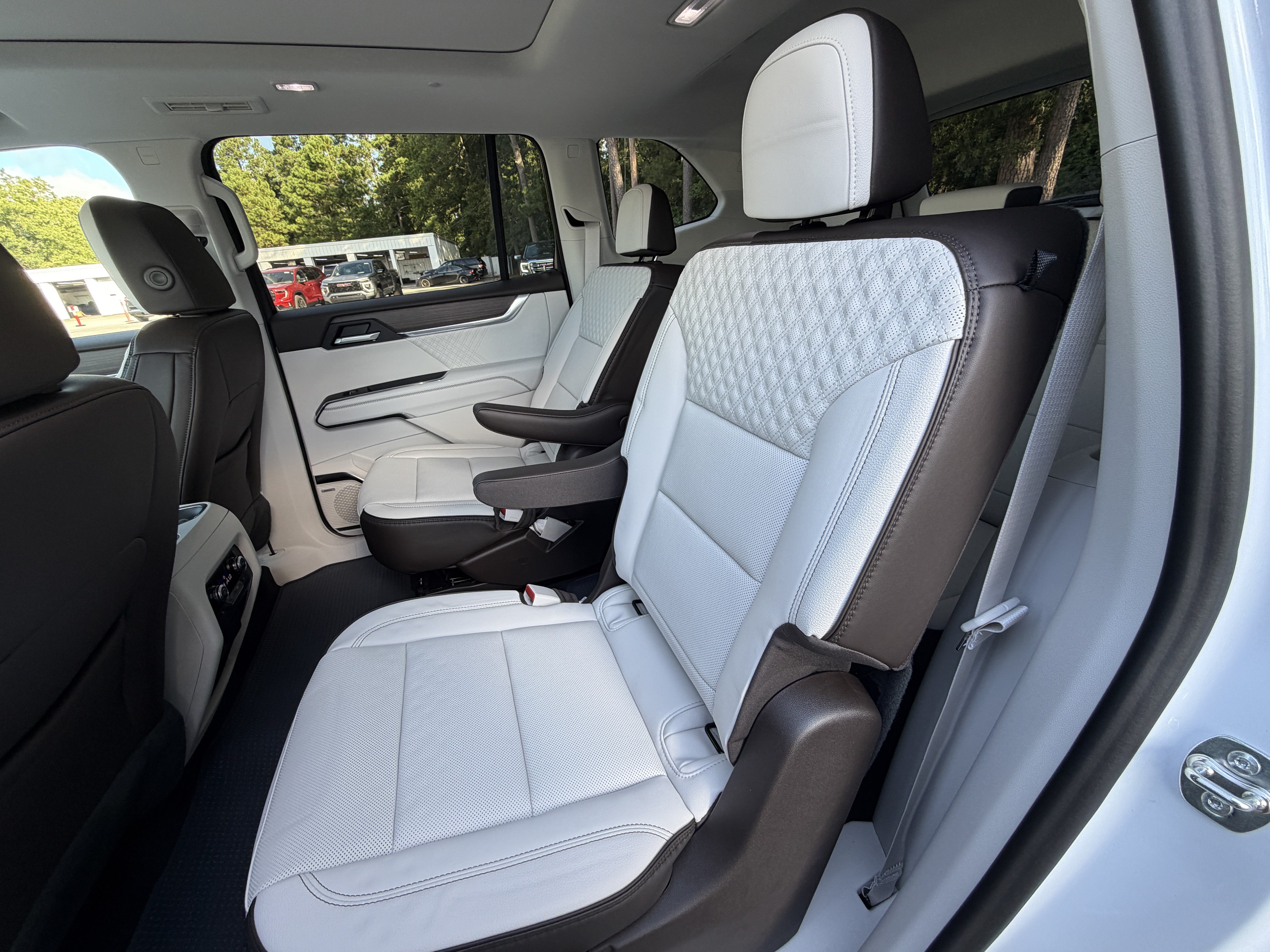 New 2027 GMC Acadia Denali w/ Denali Reserve Package FWD image 16