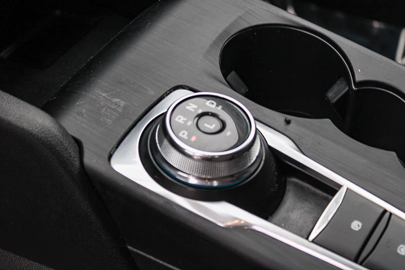 Used 2022 Ford Escape SE w/ SE Sport Appearance Package image 19