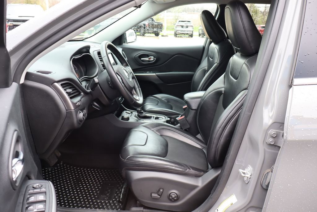 Used 2020 Jeep Cherokee Latitude Plus w/ Cold Weather Group AWD/4WD image 10