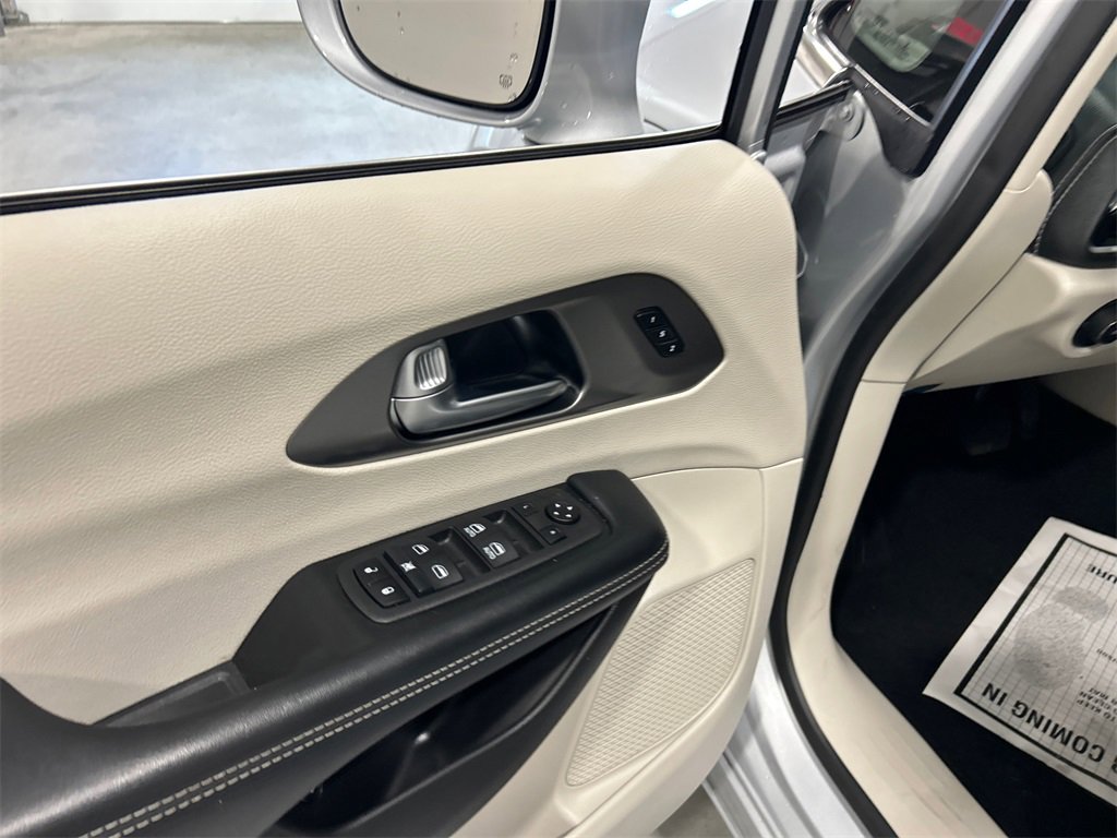 Used 2022 Chrysler Pacifica Touring-L image 14