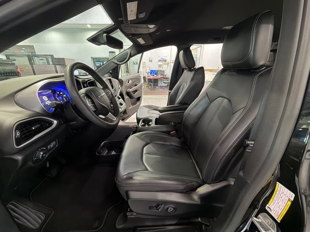 Used 2025 Chrysler Pacifica Select FWD image 11