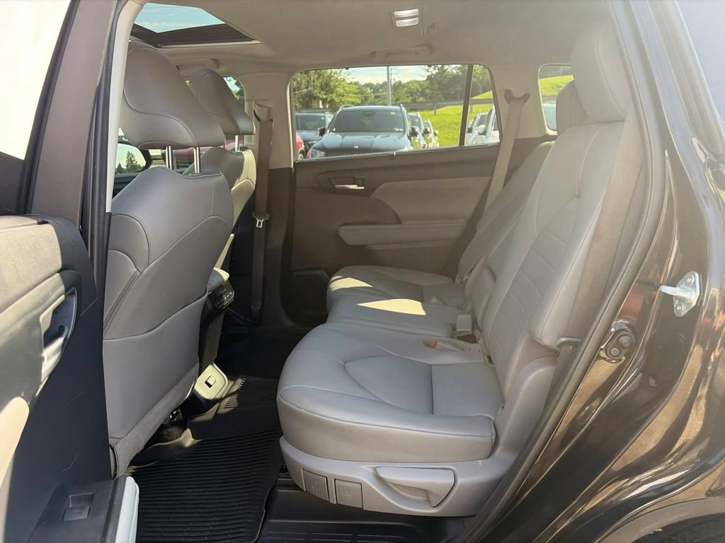 Used 2021 Toyota Highlander XLE AWD/4WD image 24