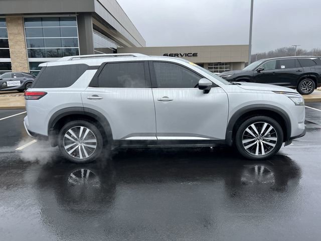 Used 2024 Nissan Pathfinder Platinum image 2