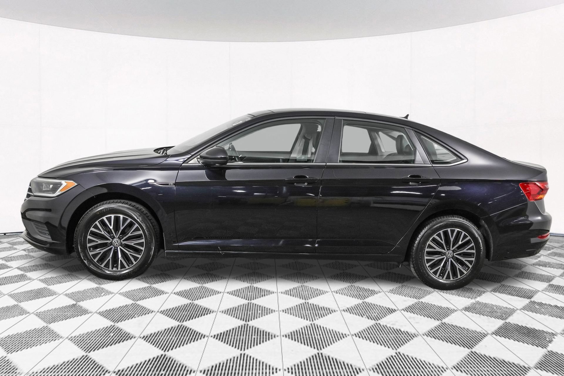 Used 2019 Volkswagen Jetta SEL w/ Cold Weather Package FWD image 19