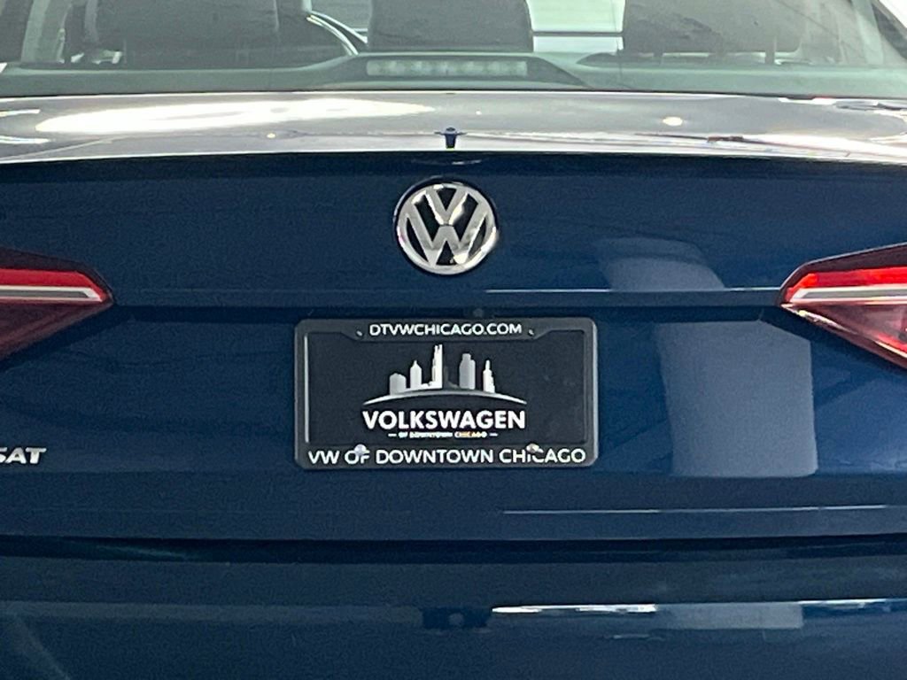 Used 2018 Volkswagen Passat 2.0T R-Line w/ R-Line Lighting Package FWD image 28