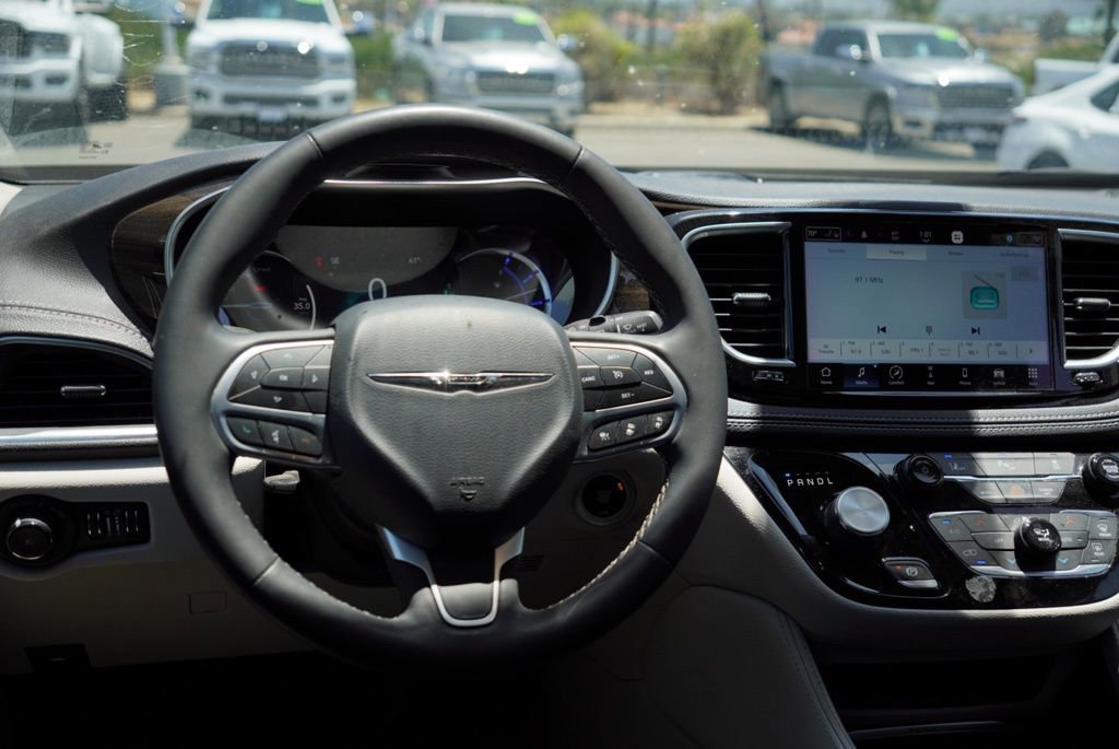 Used 2023 Chrysler Pacifica Limited image 22