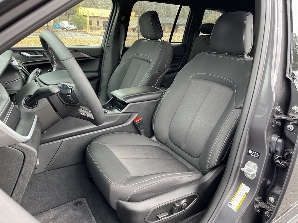 Used 2025 Jeep Grand Cherokee Laredo X w/ Luxury Tech Group I image 19