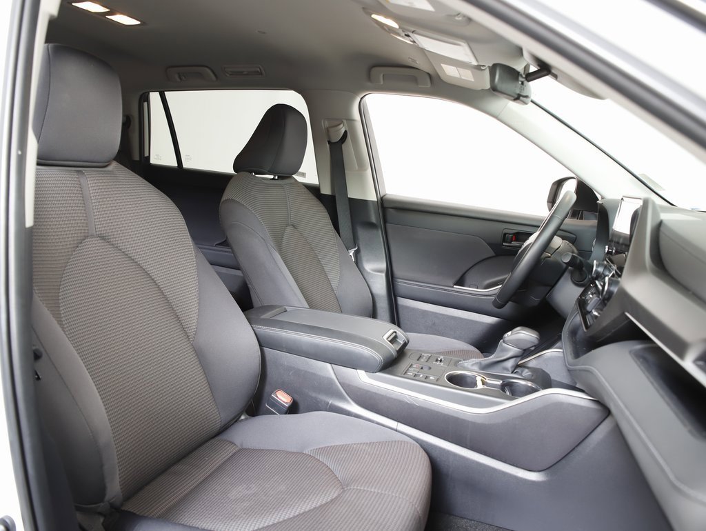 Used 2024 Toyota Highlander LE image 7