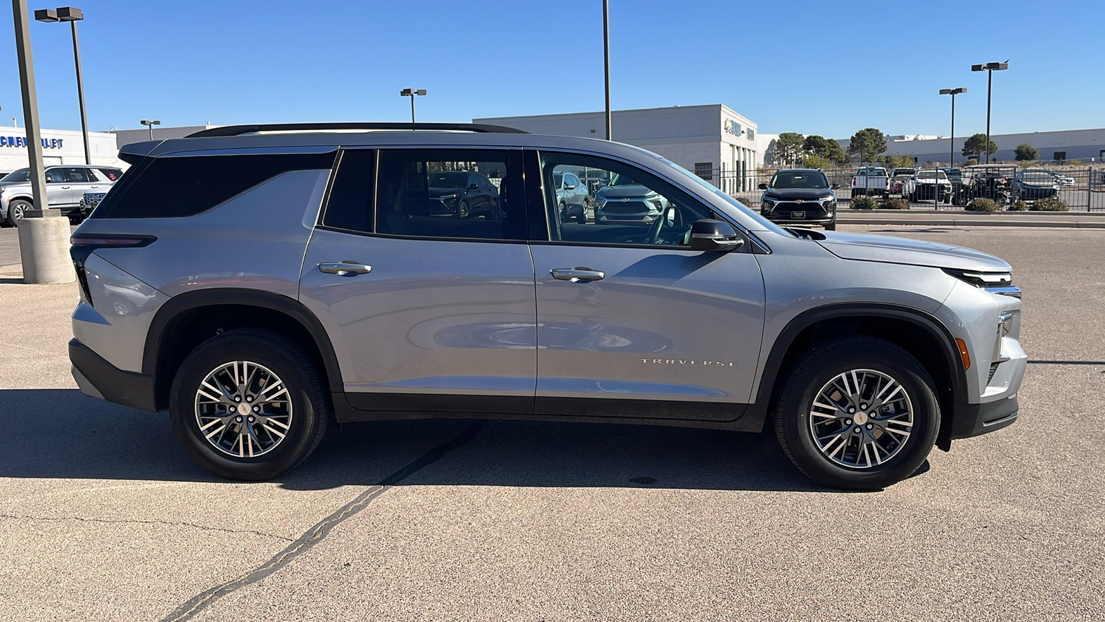 Used 2025 Chevrolet Traverse LT image 9
