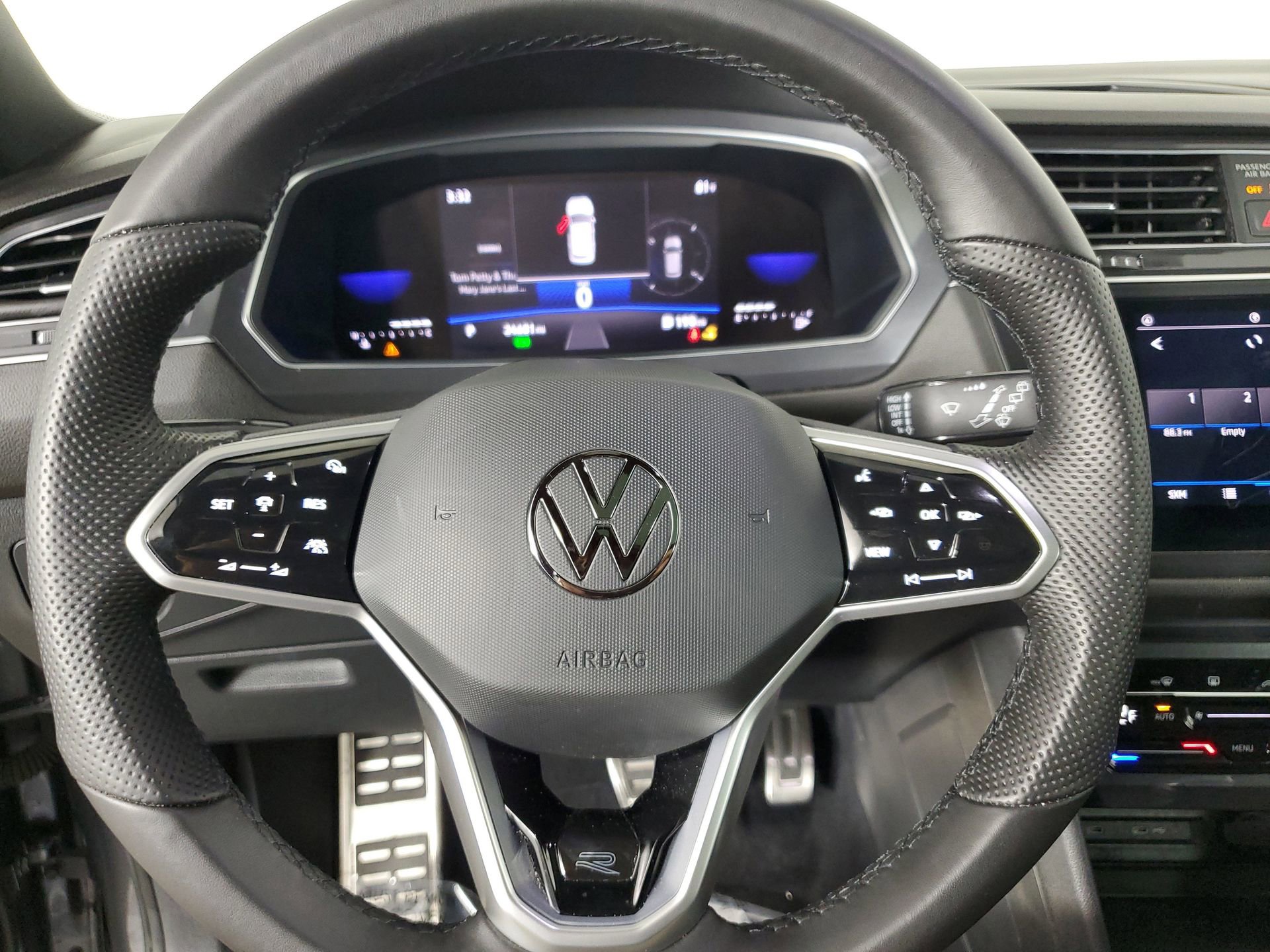 Used 2022 Volkswagen Tiguan SE R-Line image 30