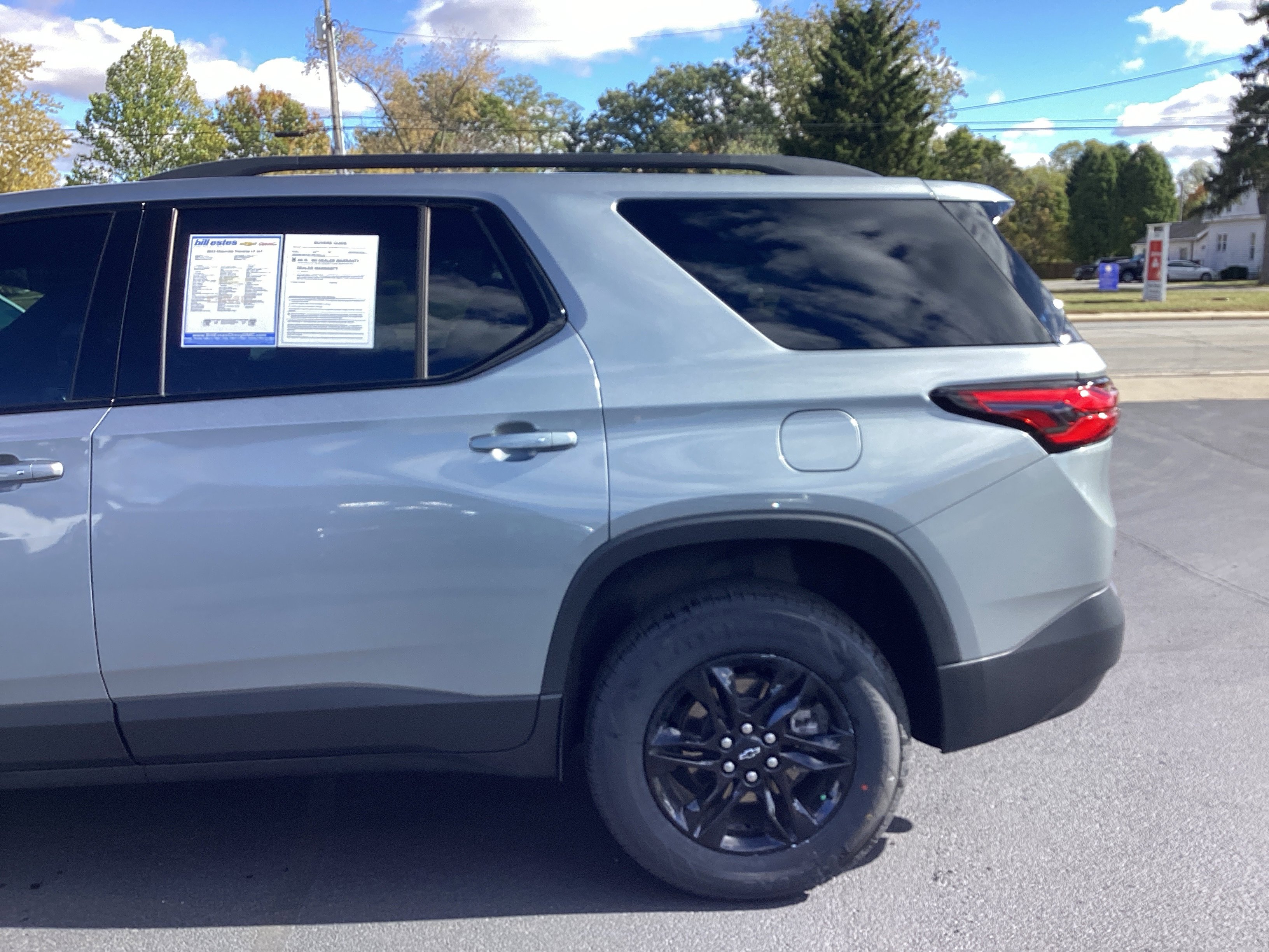 Used 2023 Chevrolet Traverse LT image 4