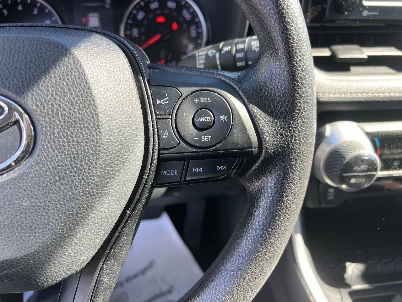 Used 2021 Toyota RAV4 XLE w/ Convenience Package FWD image 20