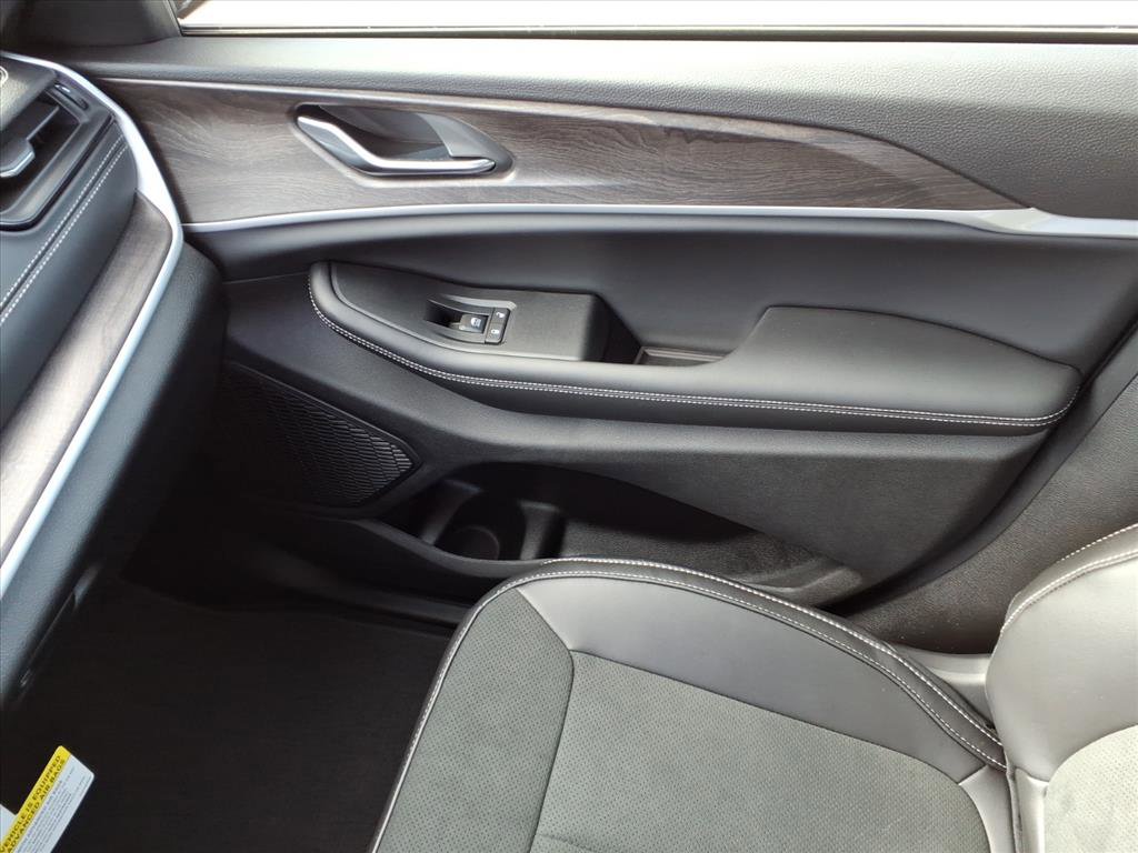 New 2026 Jeep Grand Cherokee Altitude image 33