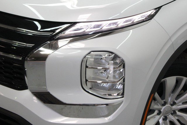 New 2026 Mitsubishi Outlander ES FWD image 2
