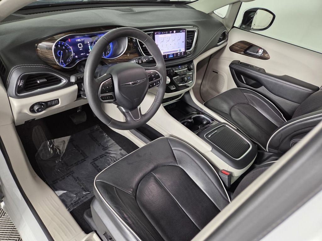 Used 2023 Chrysler Pacifica Limited w/ Uconnect Theater Family Group image 13