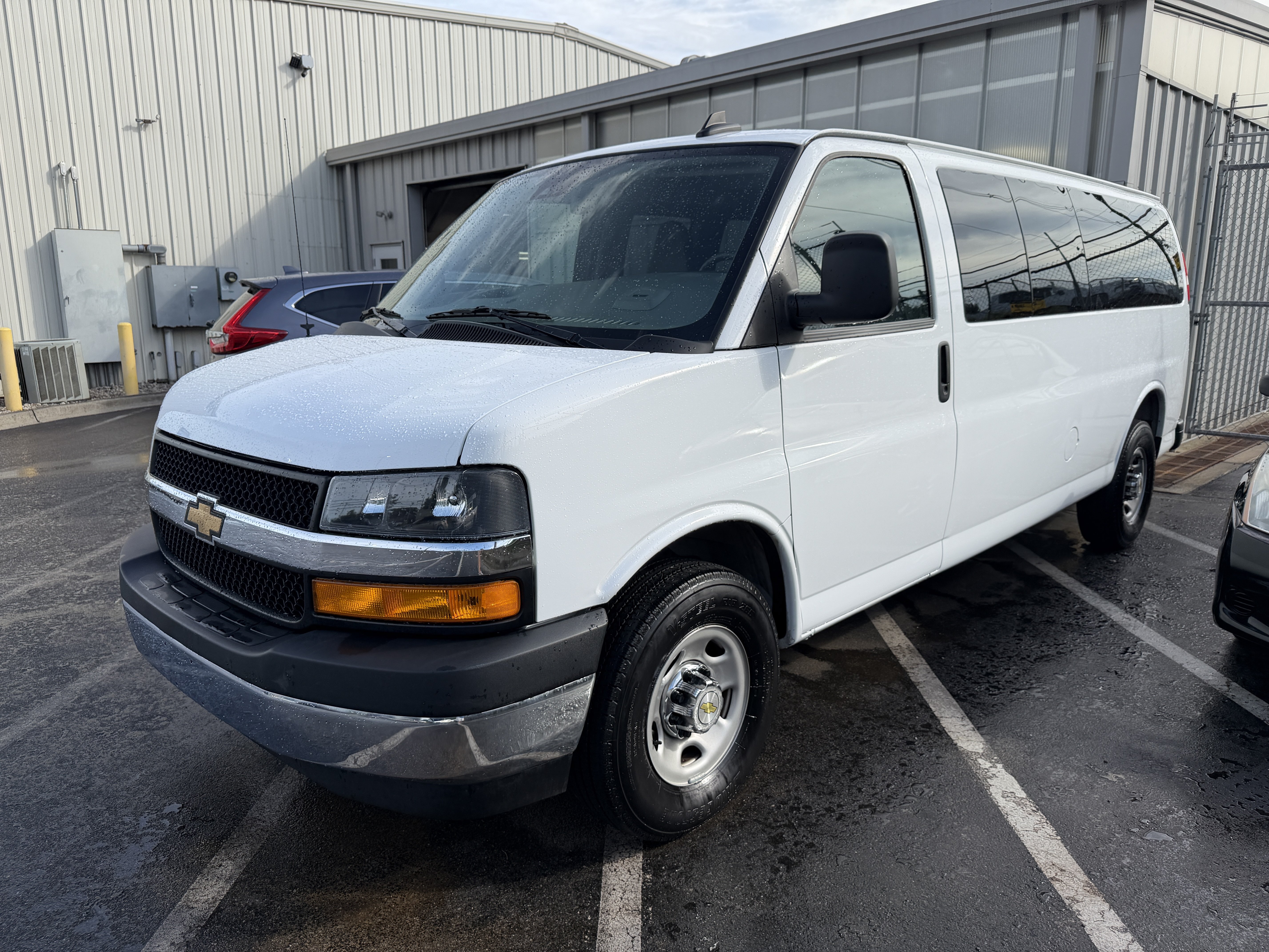 Used 2025 Chevrolet Express 3500 LT w/ LT Preferred Equipment Group RWD image 4