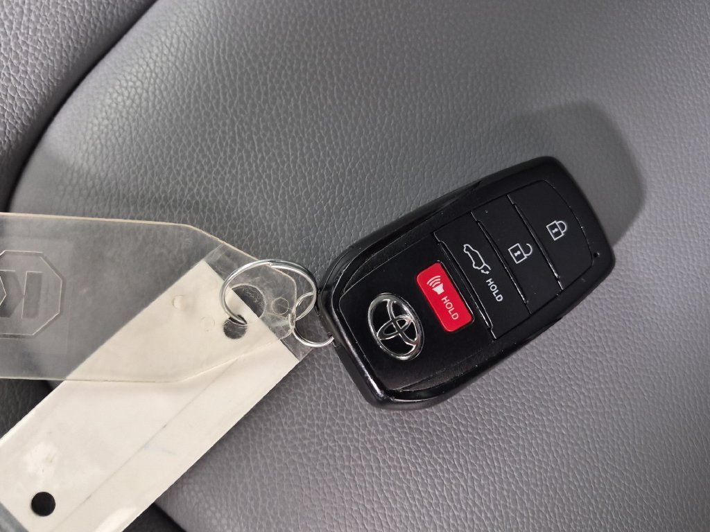 Used 2024 Toyota Highlander XLE FWD image 31