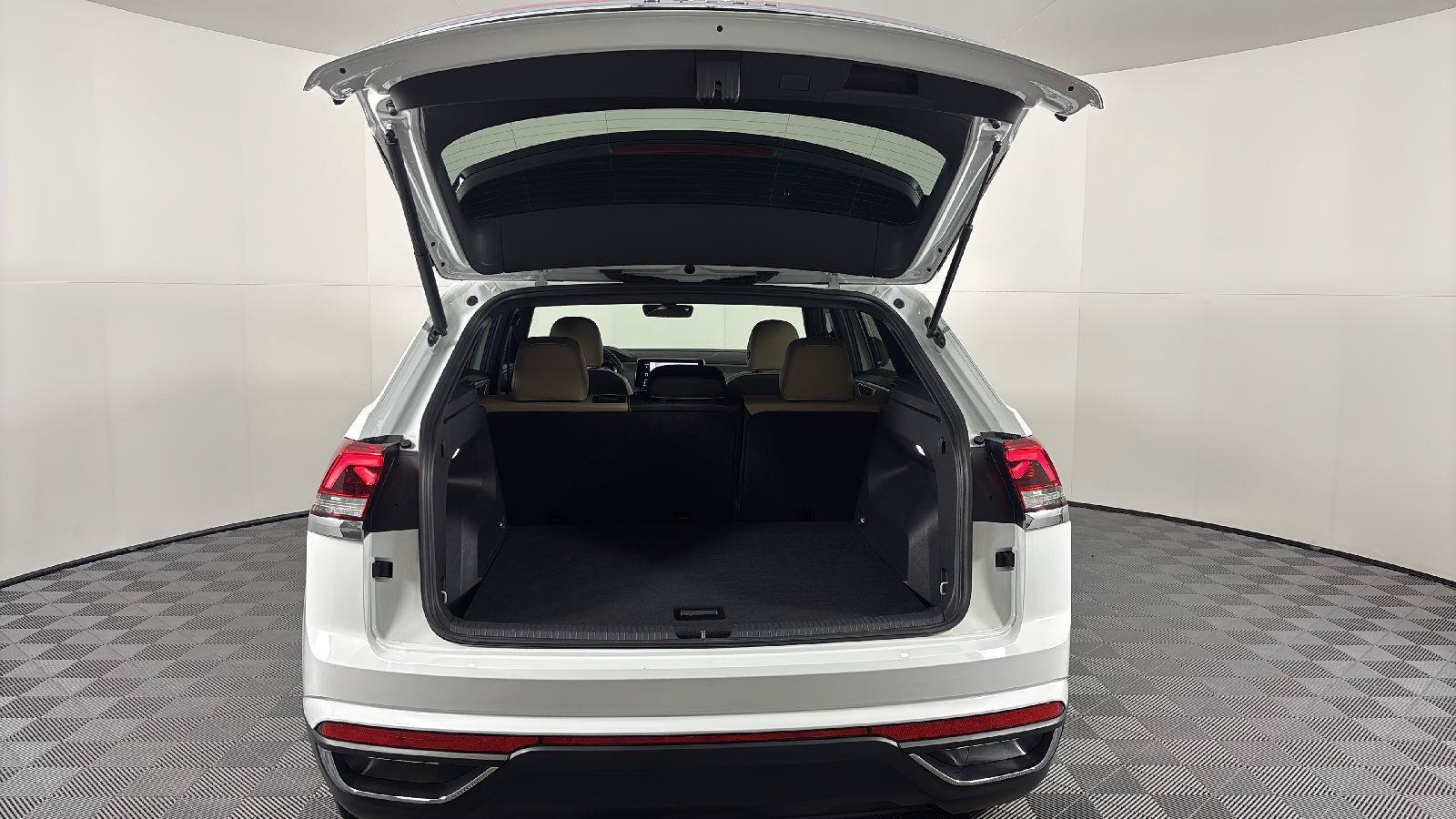 Certified 2025 Volkswagen Atlas Cross Sport SE FWD image 22