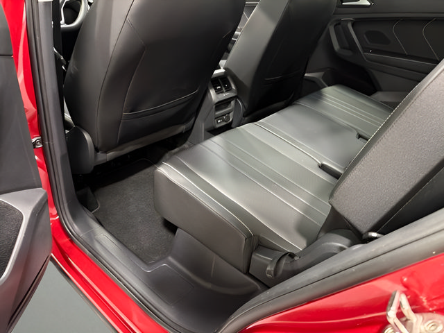Used 2023 Volkswagen Tiguan SE w/ Panoramic Sunroof Package FWD image 30