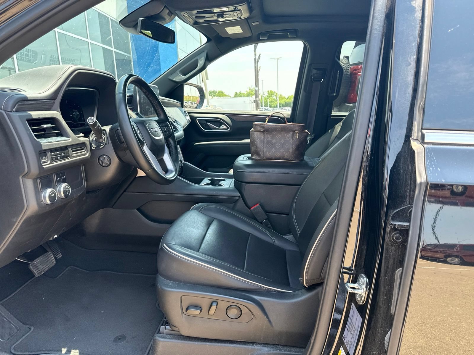 Used 2023 GMC Yukon SLT w/ SLT Luxury Package RWD image 16