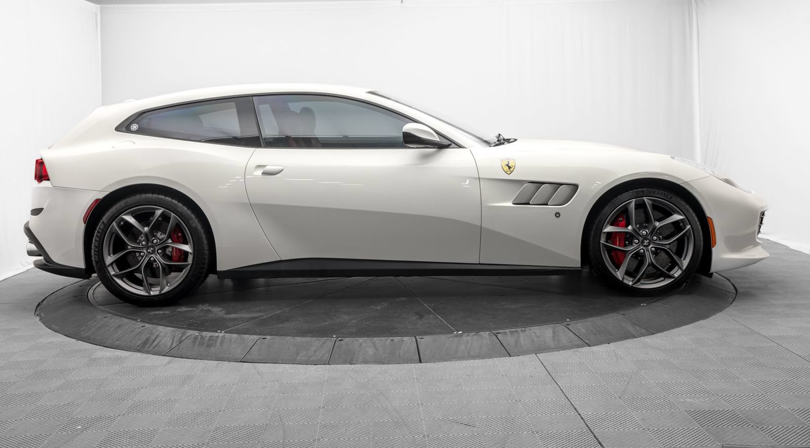 Used 2018 Ferrari GTC4Lusso T RWD image 8