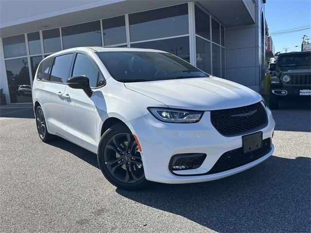 New 2026 Chrysler Pacifica Select image 2
