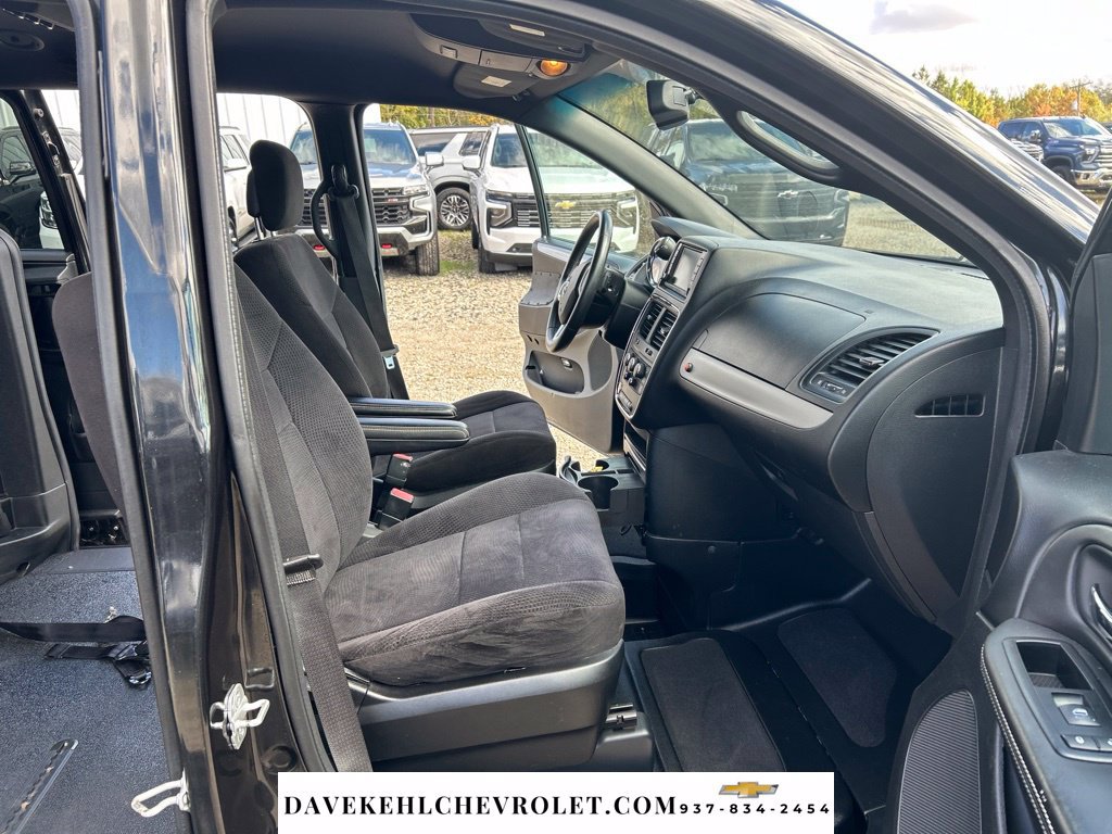 Used 2014 Dodge Grand Caravan SXT w/ UConnect Hands-Free Group FWD image 16