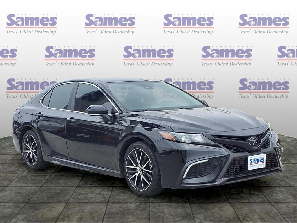 Used 2022 Toyota Camry SE FWD image 1