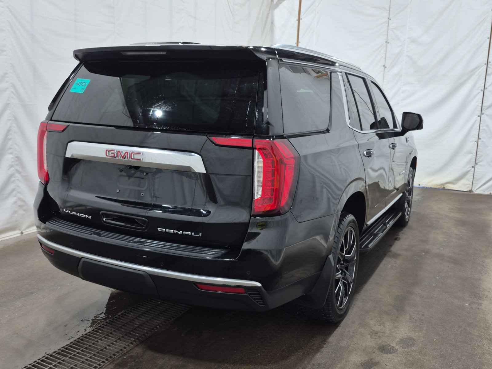 Used 2024 GMC Yukon Denali w/ Advanced Technology Package AWD/4WD image 3