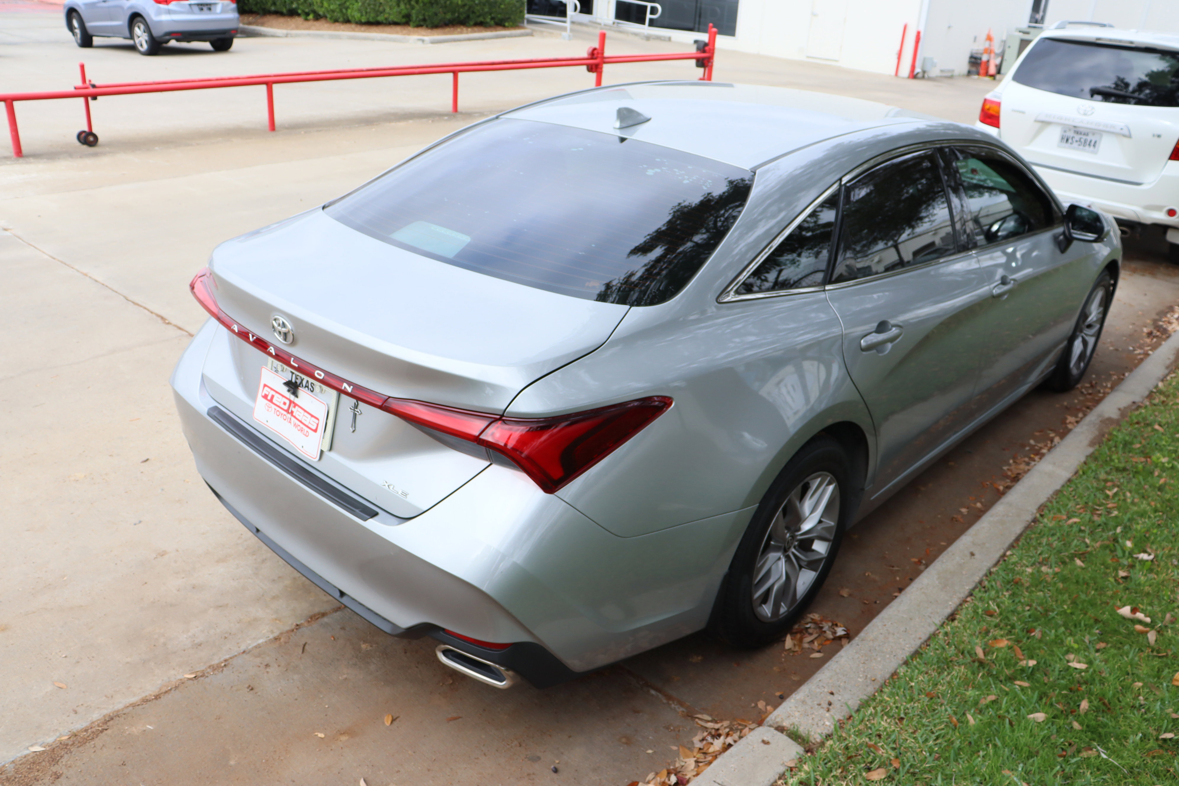 Used 2020 Toyota Avalon XLE w/ Carpet Mat Package image 9