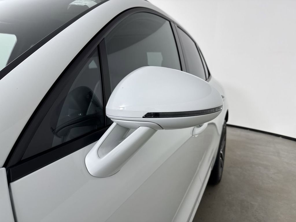 Certified 2025 Porsche Macan image 12