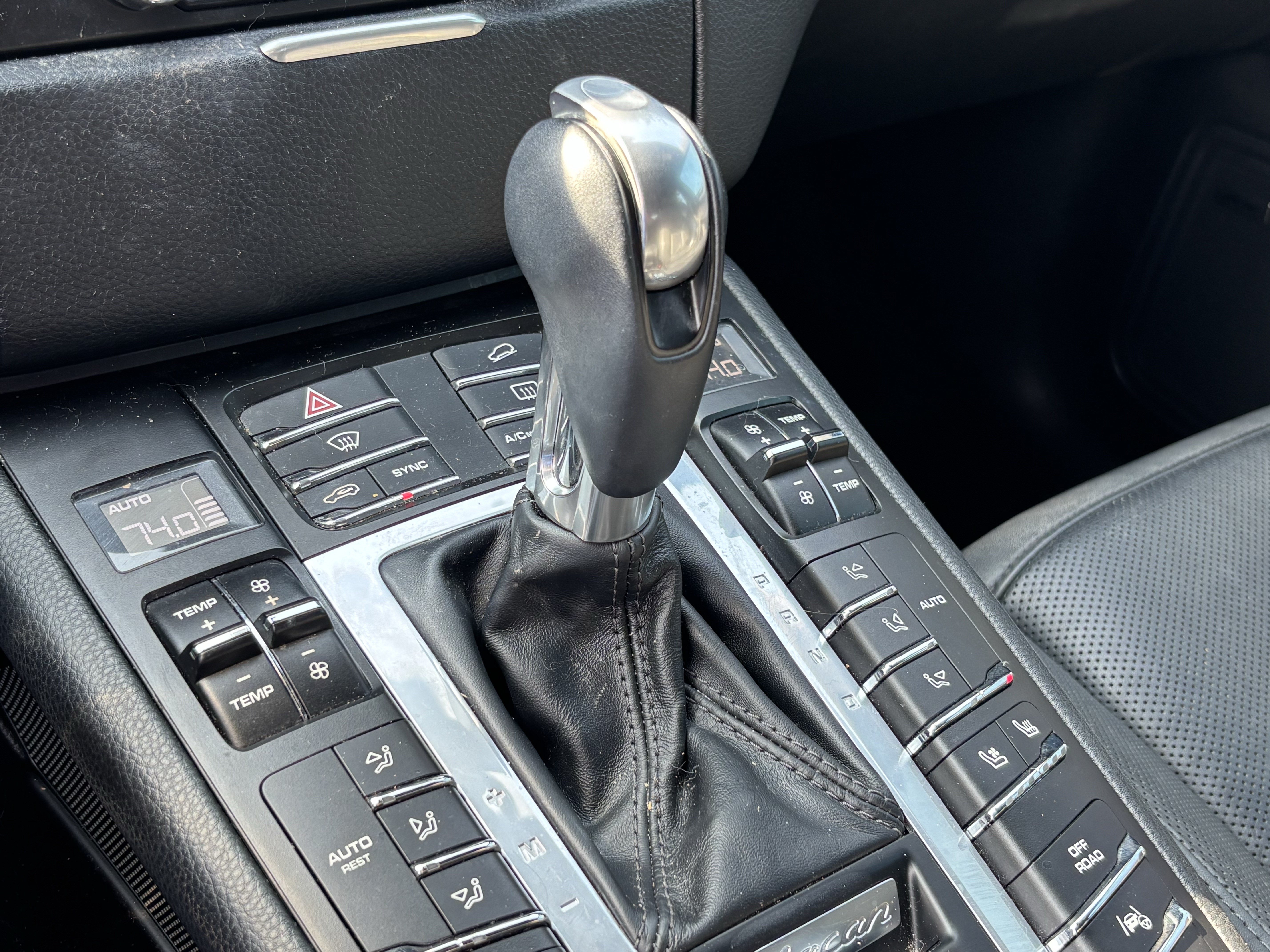Used 2018 Porsche Macan Turbo AWD/4WD image 26