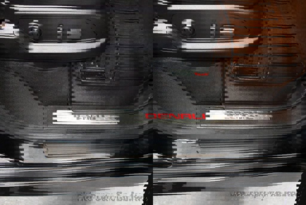 Used 2011 GMC Acadia Denali image 14