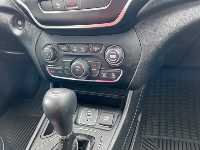 Used 2019 Jeep Cherokee Latitude Plus FWD image 15